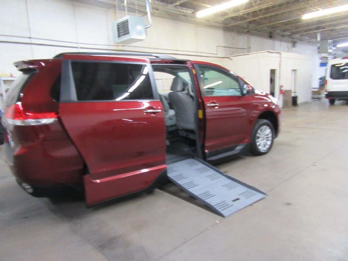 2014 TOYOTA SIENNA - Image 22
