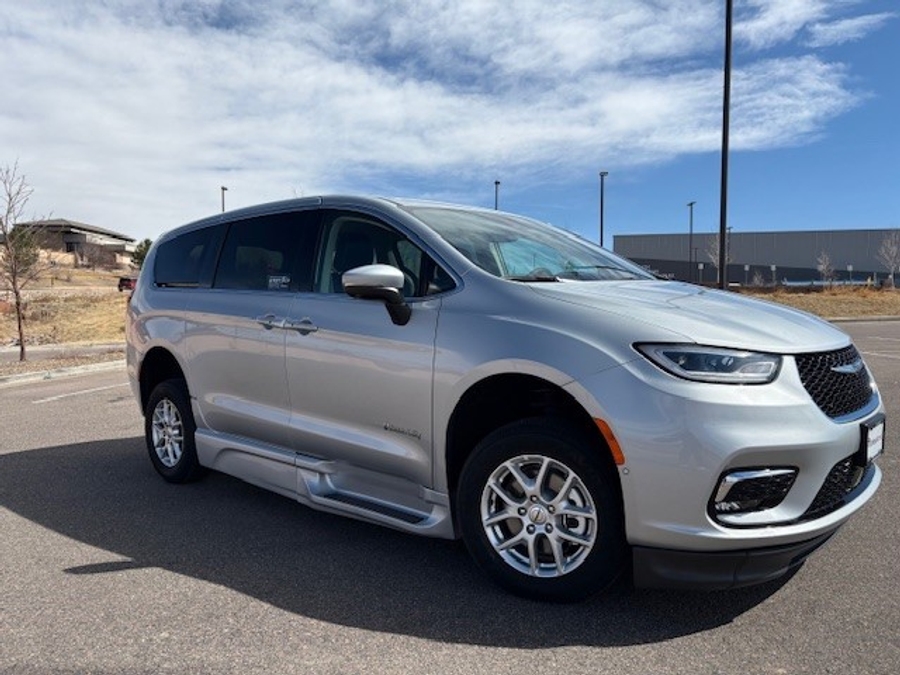 Used 2023 Chrysler Pacifica Touring L Safety - BraunAbility Side Entry Entry In Floor Automatic Ramp
