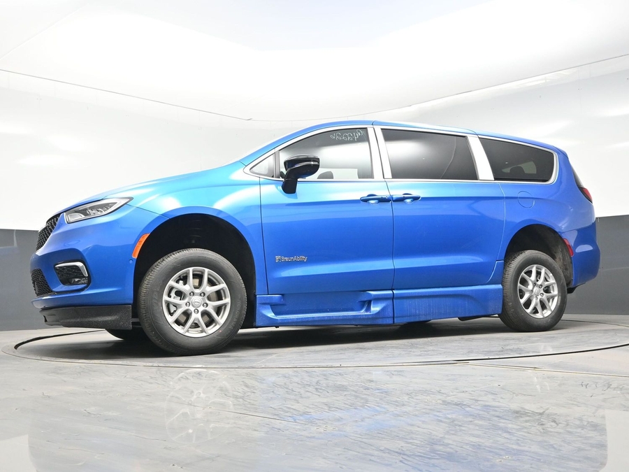 Blue Chrysler Pacifica image number 16