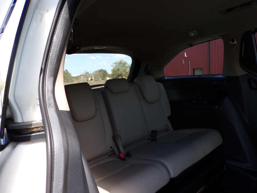 White Honda Odyssey image number 12