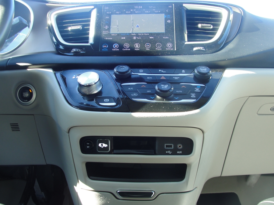 Grey Chrysler Pacifica image number 12