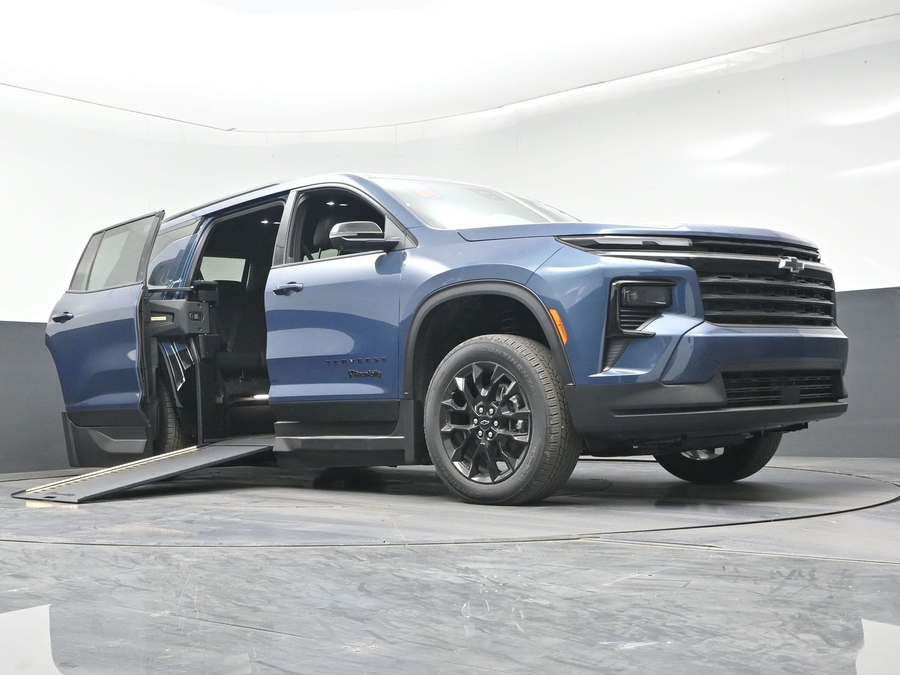New 2026 Chevrolet Traverse 1LT Midnight - BraunAbility Side Entry Entry In Floor Automatic Ramp