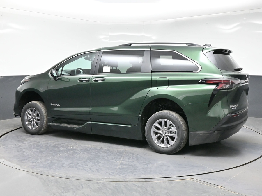 New 2026 Toyota Sienna Hybrid XLE Base - BraunAbility Side Entry Fold Out Automatic Ramp