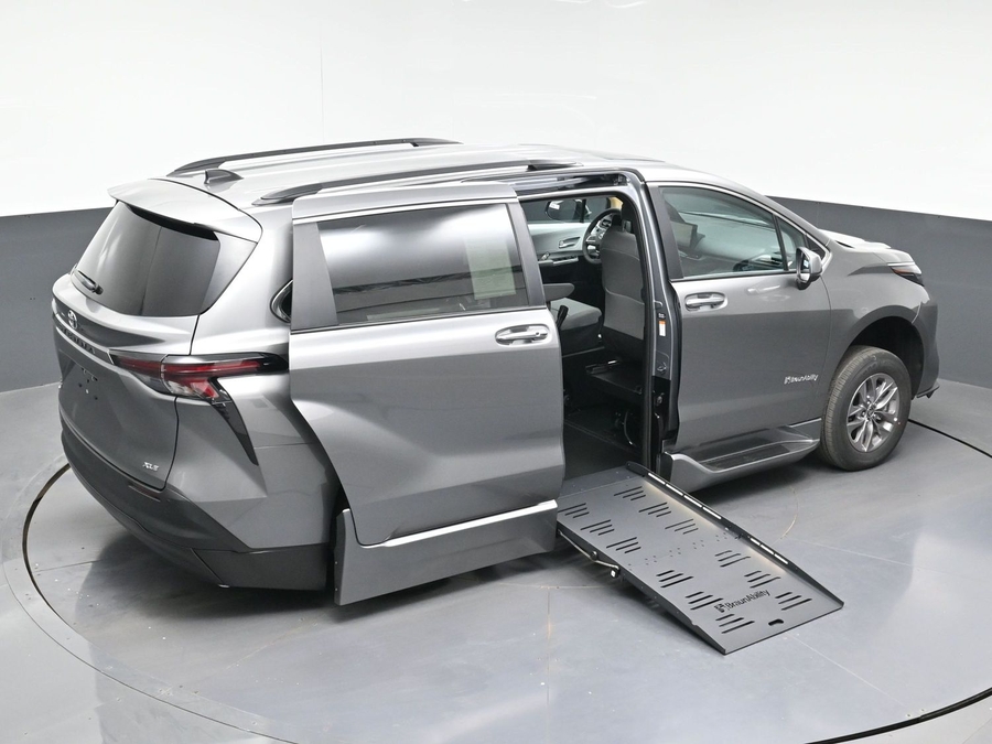New 2026 Toyota Sienna Hybrid XLE Base - BraunAbility Side Entry Entry Fold Out Automatic Ramp
