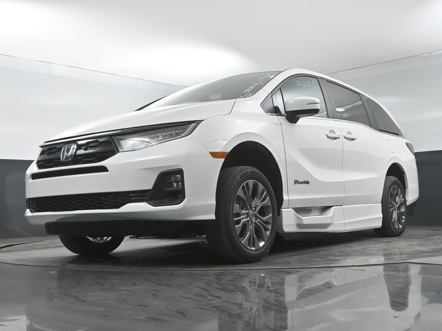 White Honda Odyssey image number 19
