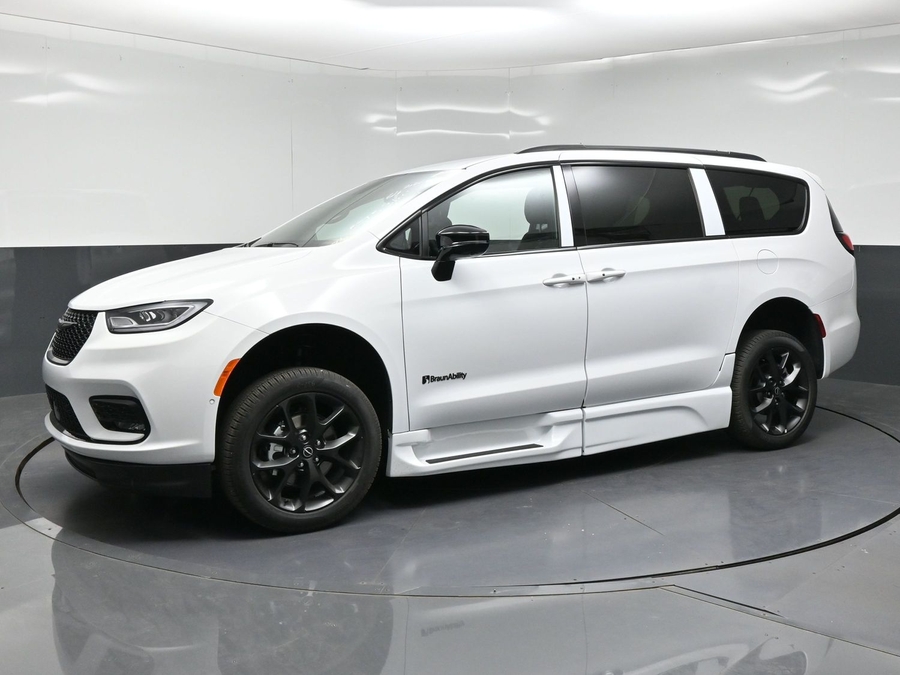 New 2026 Chrysler Pacifica Select Sport - BraunAbility Side Entry In Floor Automatic Ramp