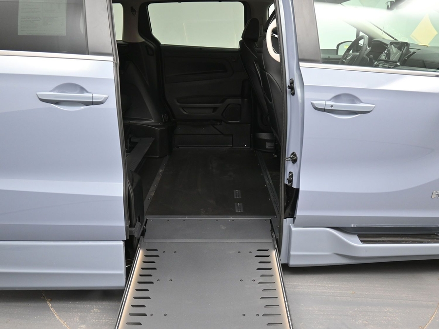 Grey Honda Odyssey image number 11