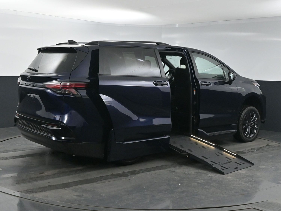 New 2025 Toyota Sienna Hybrid XSE Sport - BraunAbility Side Entry Entry Fold Out Automatic Ramp