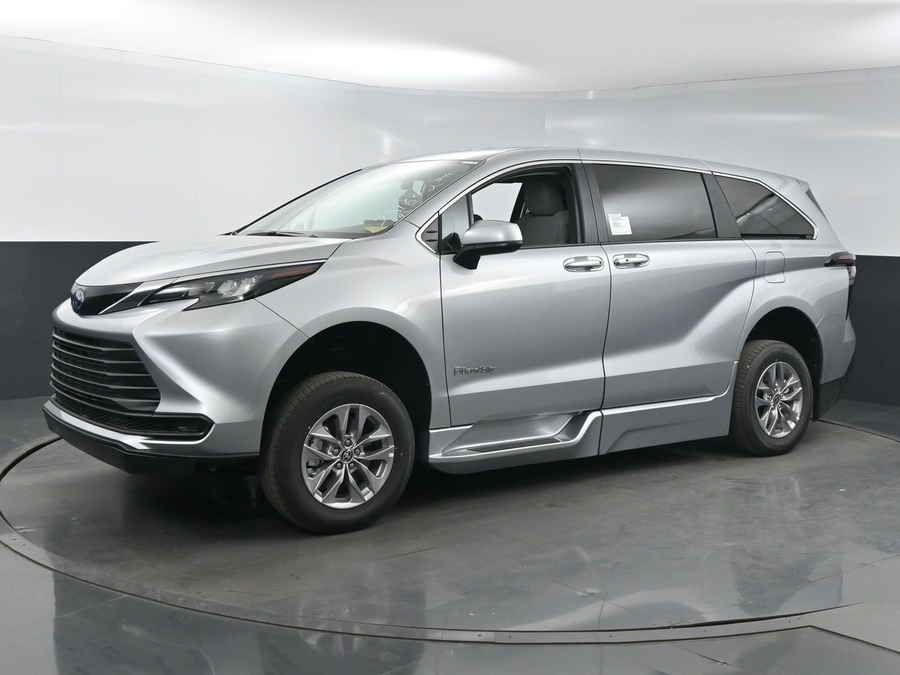 New 2025 Toyota Sienna Hybrid LE - BraunAbility Side Entry Entry Fold Out Automatic Ramp