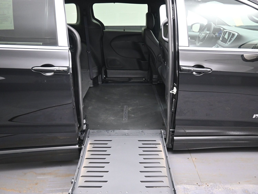 Black Chrysler Pacifica image number 11