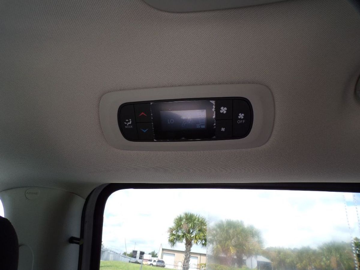 White Chrysler Voyager image number 18