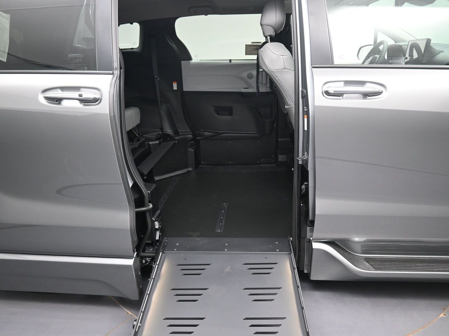 New 2026 Toyota Sienna Hybrid XLE Base - BraunAbility Side Entry Fold Out Automatic Ramp