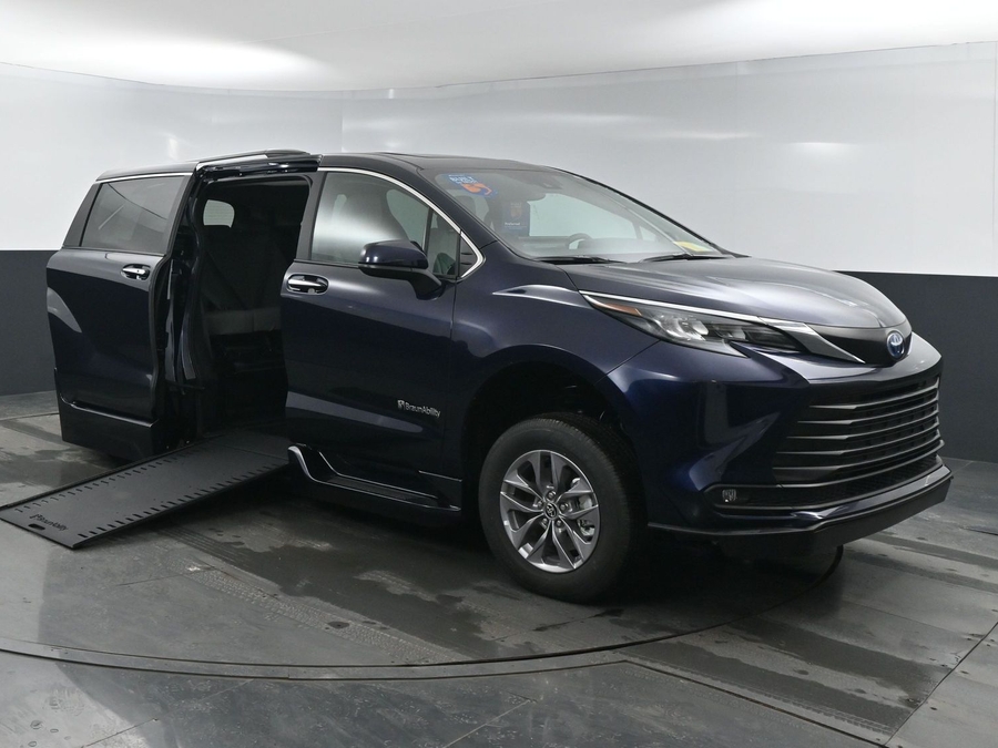 New 2025 Toyota Sienna Hybrid XLE Plus - BraunAbility Side Entry Entry In Floor Automatic Ramp