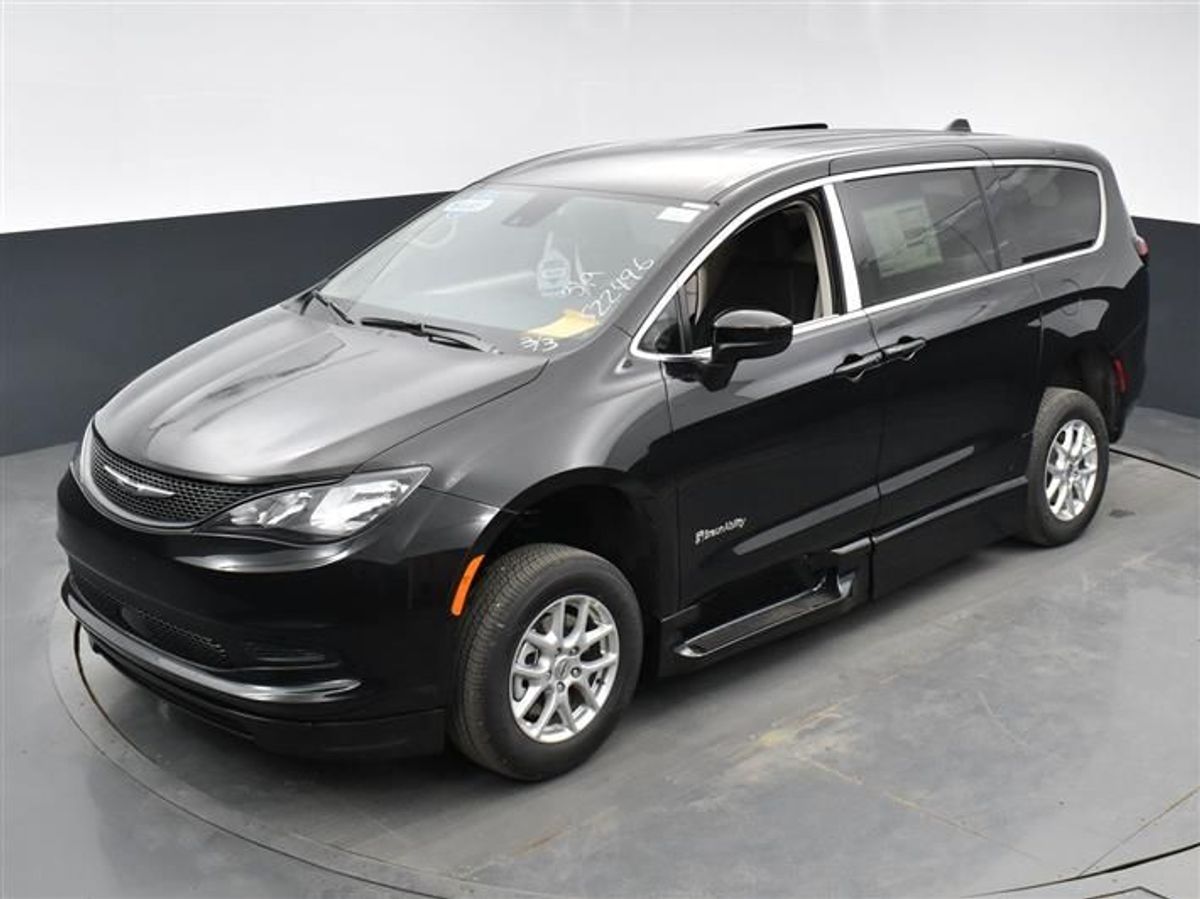 Black Chrysler Voyager image number 3