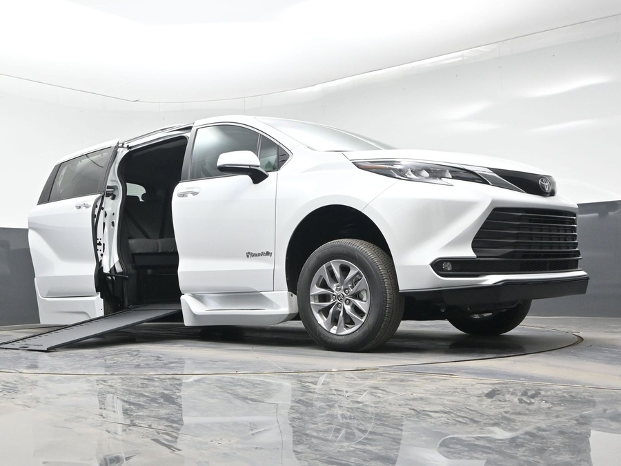 New 2026 Toyota Sienna Hybrid XLE Base - BraunAbility Side Entry Entry In Floor Automatic Ramp