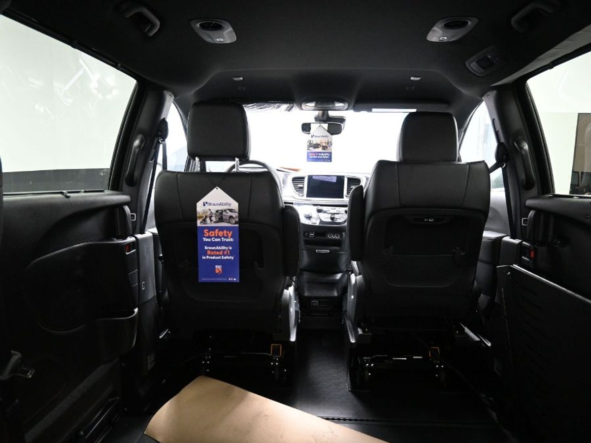 Black Chrysler Pacifica image number 23