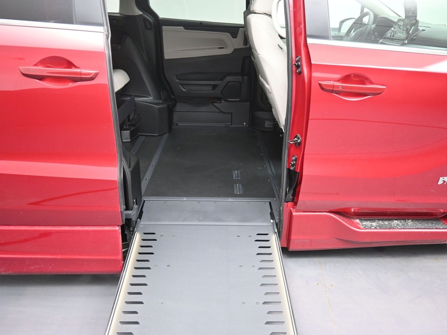 Red Honda Odyssey image number 10