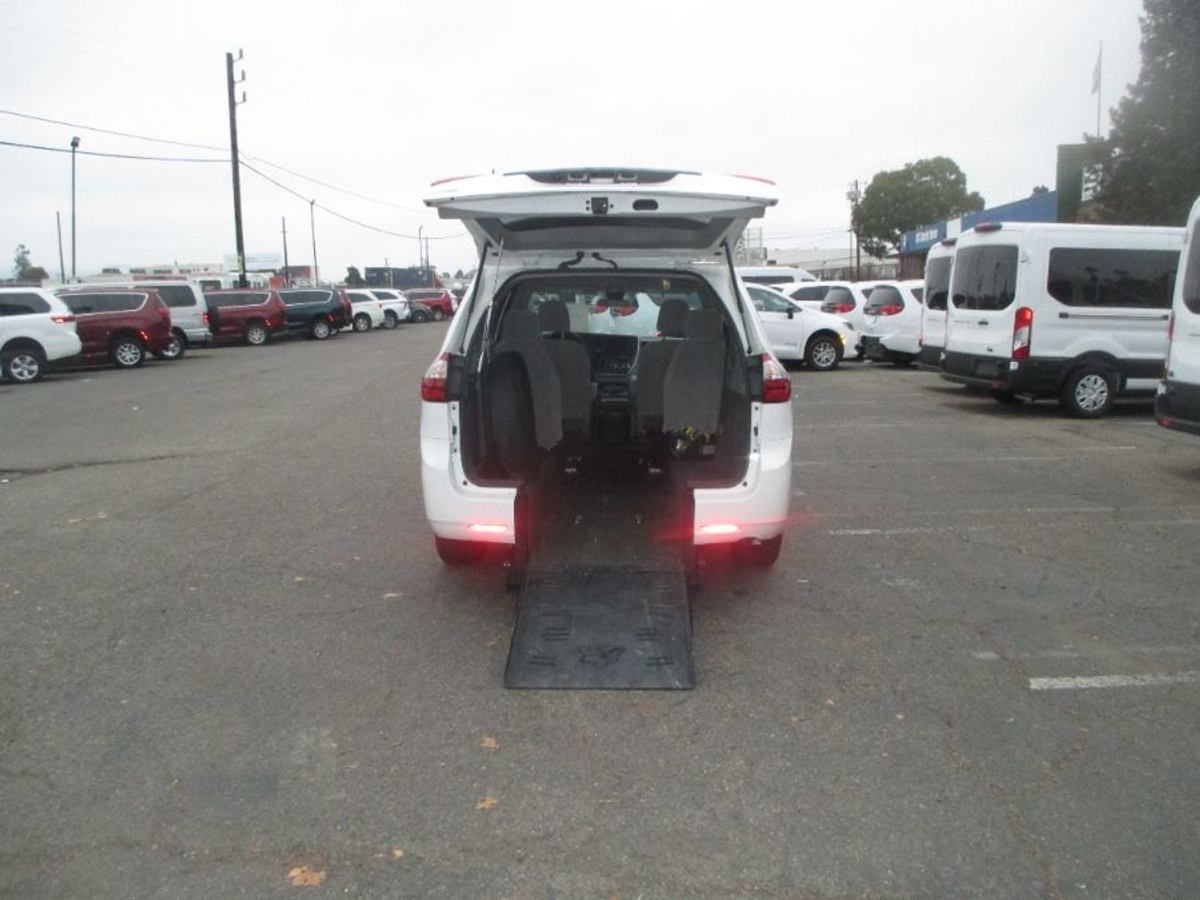 2020 Toyota Sienna L's photo