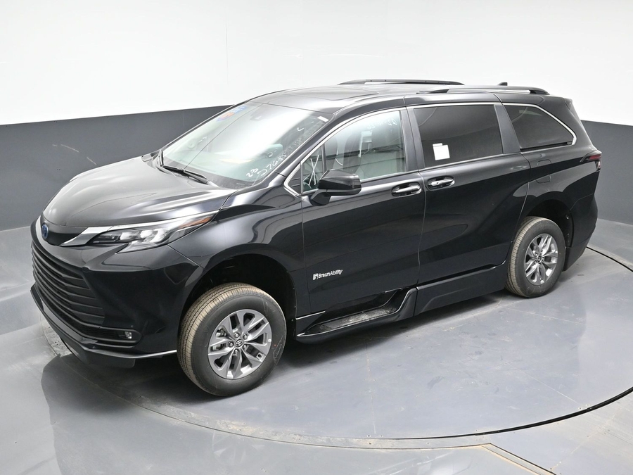 Black Toyota Sienna image number 23
