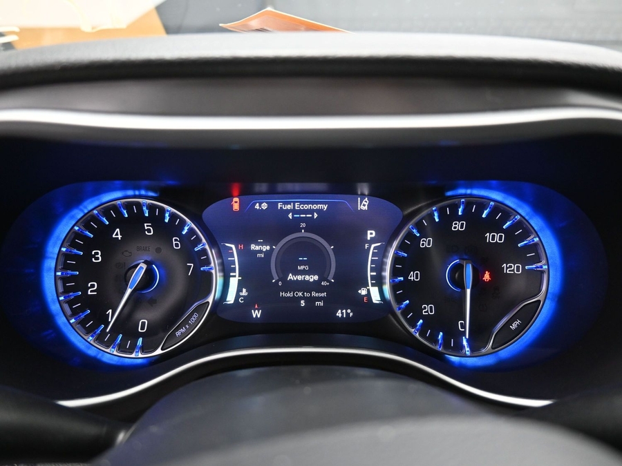 White Chrysler Pacifica image number 19