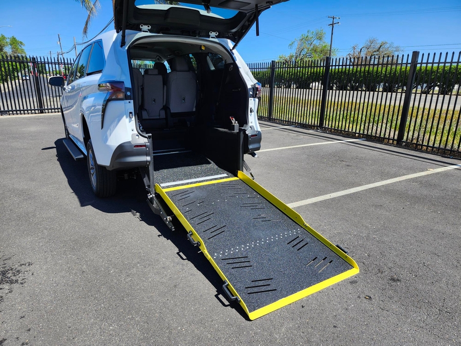 New 2026 Toyota Sienna Hybrid LE - Vantage Mobility Commercial Rear Entry Entry Fold Out Manual Ramp