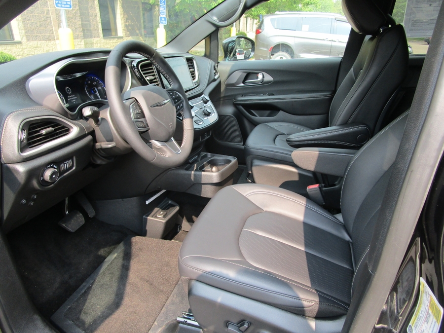 Black Chrysler Pacifica image number 10