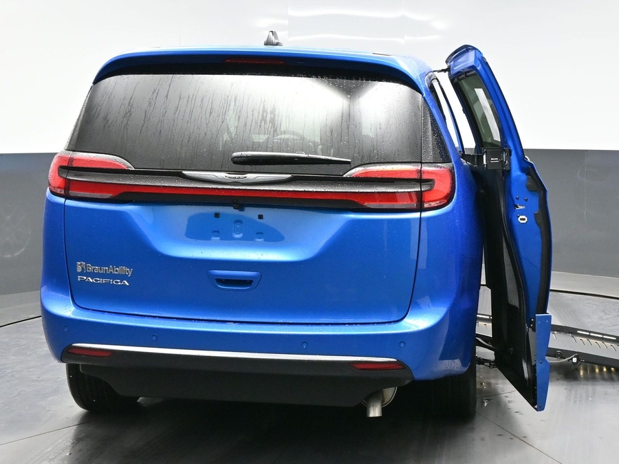 New 2026 Chrysler Pacifica Select Plus - BraunAbility Side Entry Entry Fold Out Automatic Ramp