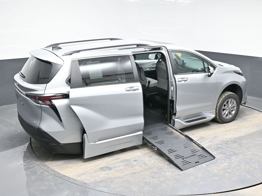 Silver Toyota Sienna image number 25