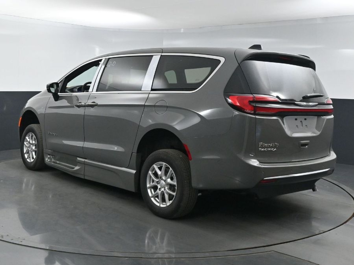 Grey Chrysler Pacifica image number 3