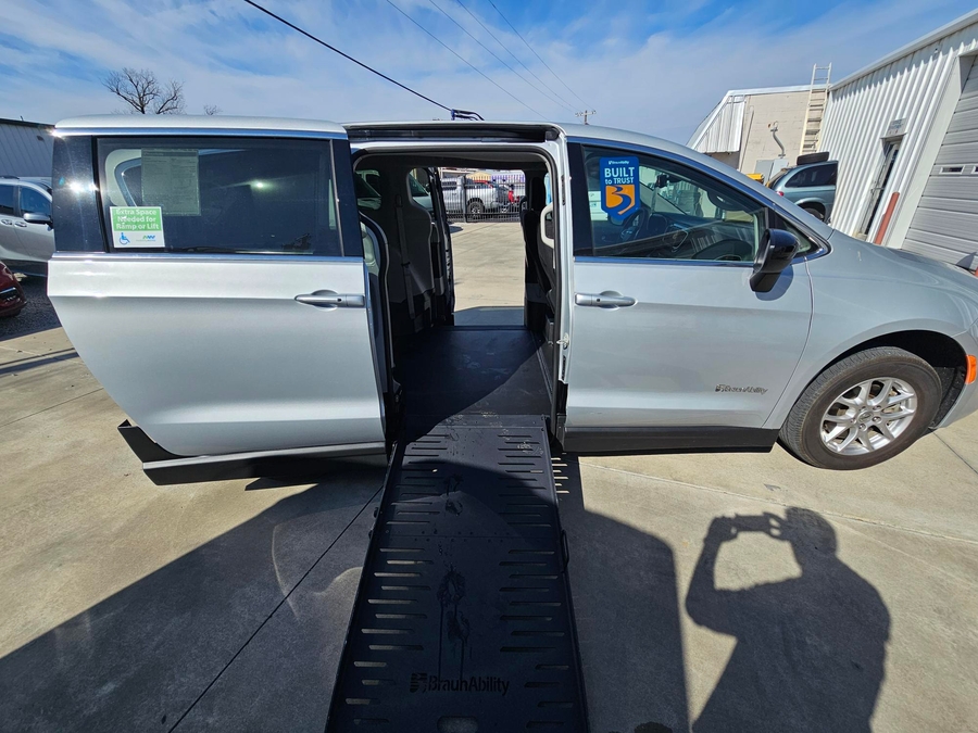 2024 CHRYSLER VOYAGER - Image 11