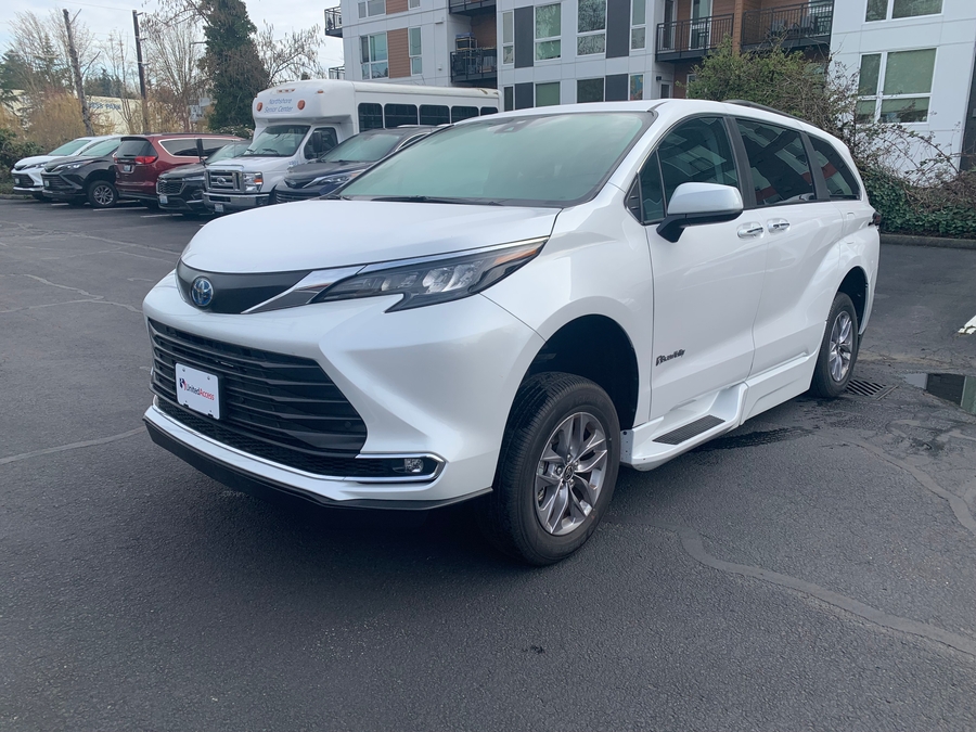 Used 2024 Toyota Sienna Hybrid XLE Plus - BraunAbility Side Entry Entry Fold Out Automatic Ramp