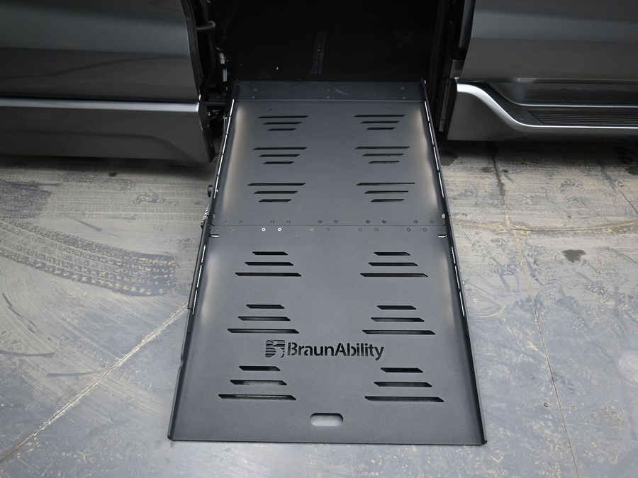 New 2026 Toyota Sienna Hybrid XLE Base - BraunAbility Side Entry Entry Fold Out Automatic Ramp