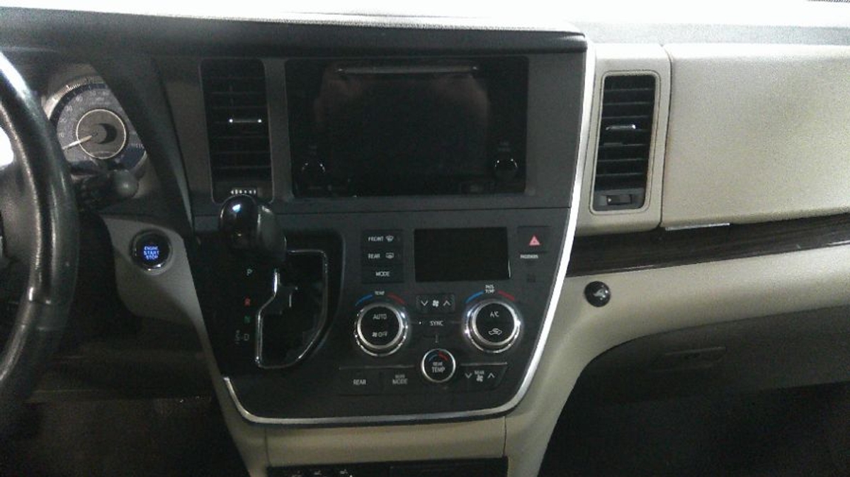 2015 TOYOTA SIENNA - Image 14