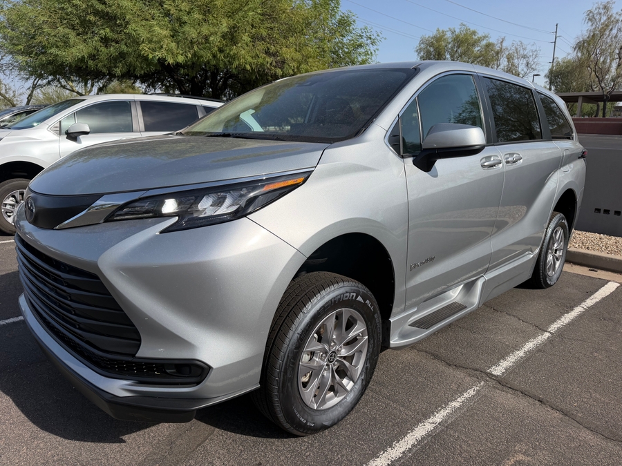 Used 2024 Toyota Sienna Hybrid LE - BraunAbility Side Entry Fold Out Automatic Ramp