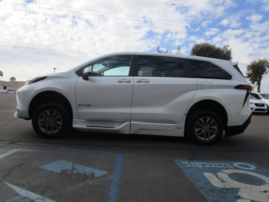 Used 2022 Toyota Sienna Hybrid XLE - BraunAbility Side Entry Entry Fold Out Automatic Ramp