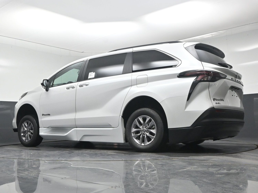 White Toyota Sienna image number 20