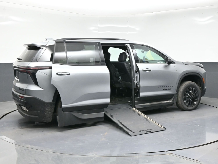 New 2026 Chevrolet Traverse 1LT Midnight - BraunAbility Side Entry Entry In Floor Automatic Ramp