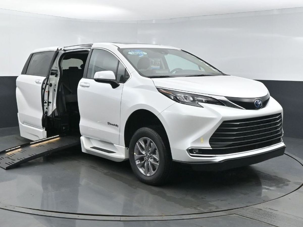 White Toyota Sienna image number 17