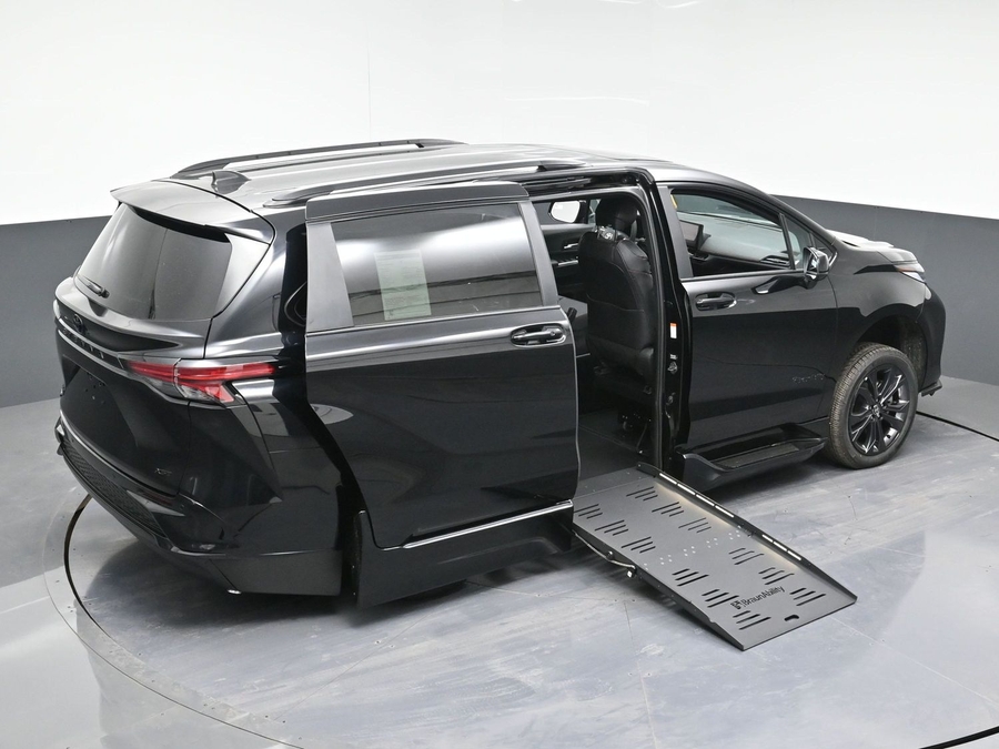 New 2025 Toyota Sienna Hybrid XSE Sport - BraunAbility Side Entry Entry Fold Out Automatic Ramp