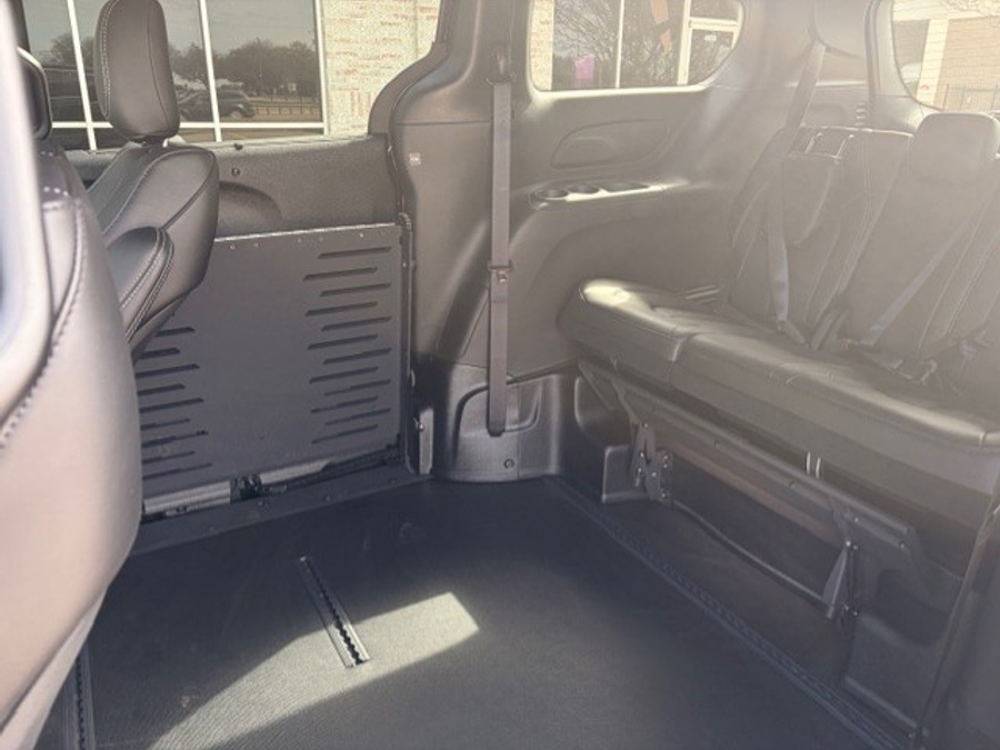 Black Chrysler Pacifica image number 5