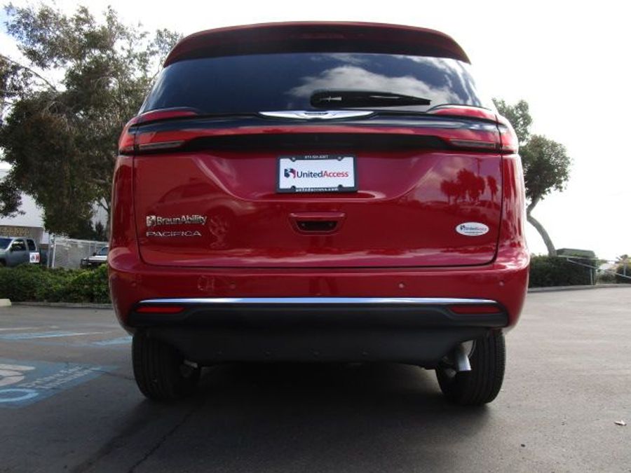 New 2025 Chrysler Pacifica Select Safety - BraunAbility Side Entry Entry Fold Out Automatic Ramp