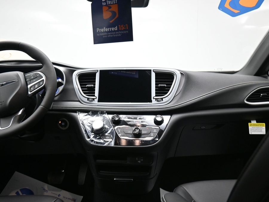 White Chrysler Pacifica image number 13