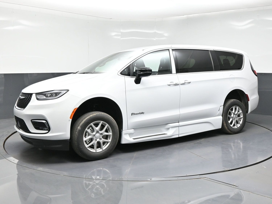 White Chrysler Pacifica image number 1