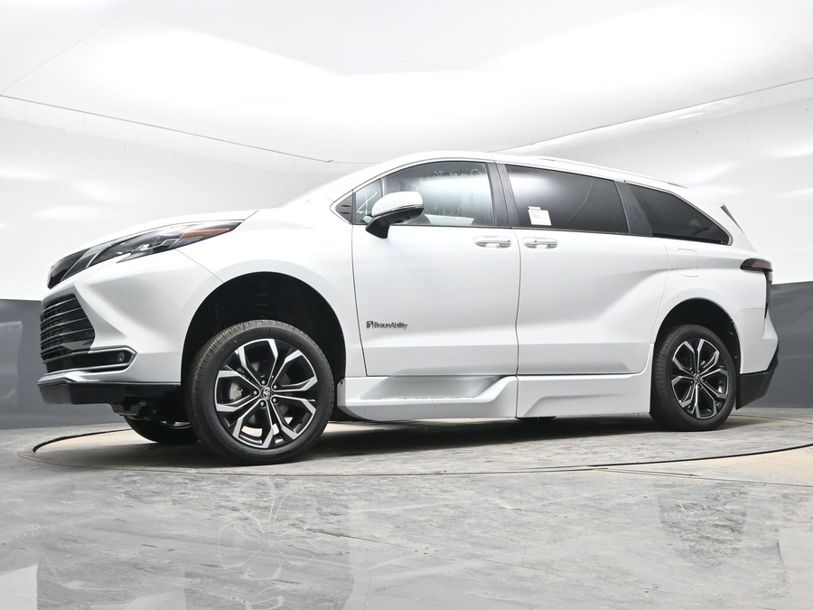White Toyota Sienna image number 19