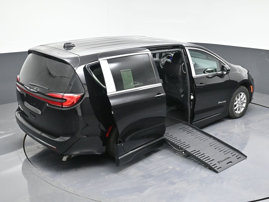 Black Chrysler Pacifica image number 10