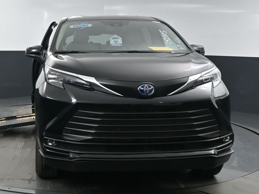 New 2025 Toyota Sienna Hybrid XLE Base - BraunAbility Side Entry Entry Fold Out Automatic Ramp