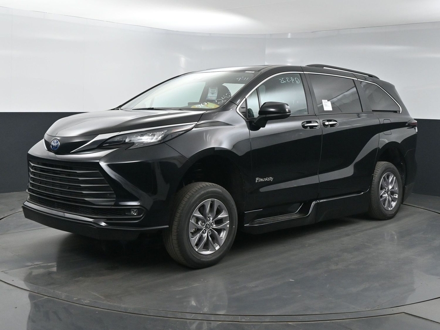New 2025 Toyota Sienna Hybrid XLE Plus - BraunAbility Side Entry Entry Fold Out Automatic Ramp