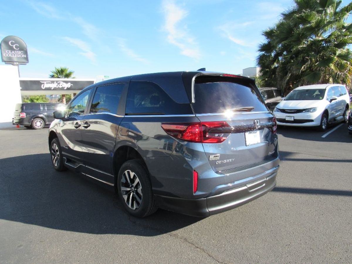 Blue Honda Odyssey image number 4