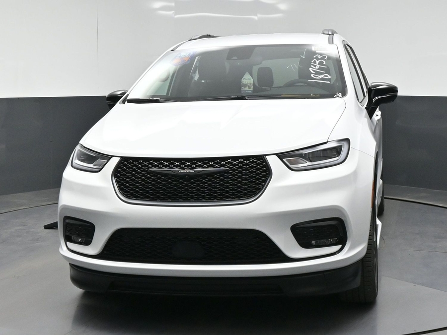 White Chrysler Pacifica image number 20
