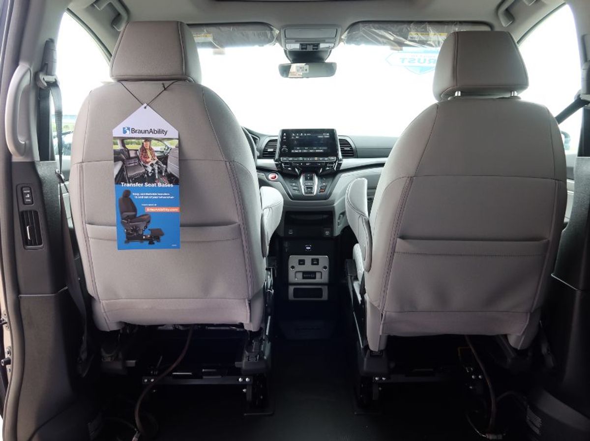 Grey Honda Odyssey image number 12